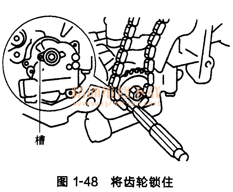 对准油泵驱动轴链条轮调节孔内油泵槽,如图1-48所示。 将一个直径为4mm的条插人油泵驱动轴链条轮调节孔内,将齿轮锁住,然后拧紧螺母。拧紧力矩为30N·m。 顺时针转动曲轴90°,将曲轴链朝上,如图1-54所示。 (2)安装曲轴正时链条轮。 (3)用两个螺栓安装正时链条减振器,如图1-55所示。拧紧力矩为90N· m。 (4)安装1号正时链条。 将1缸置于压缩行程上止点位置。用扳手转动凸轮轴六角部位,使凸轮轴正时齿轮的各个正时标记与1号和2号轴承盖上的各个正